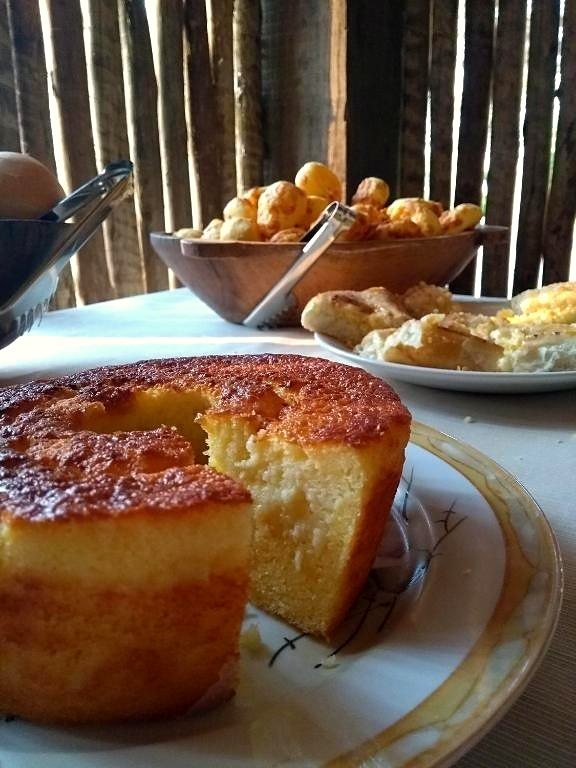 Bolo caseiro, pão de queijo e pães no café da manhã