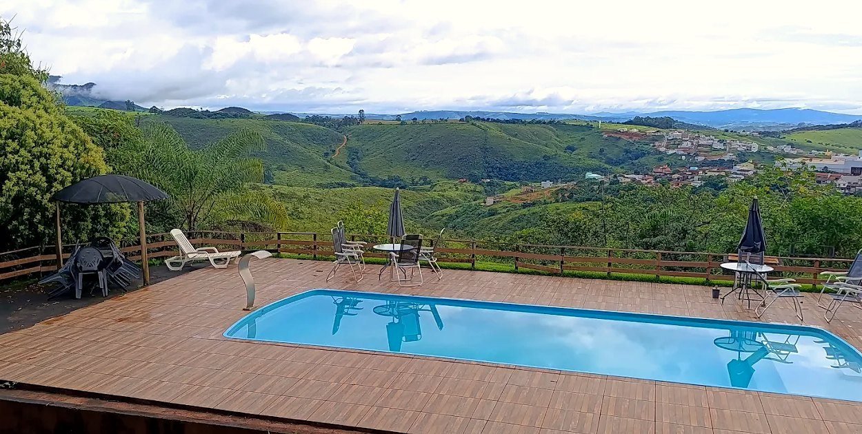 Piscina da pousada com vista panorâmica para a serra e para a cidade de São Roque de Minas